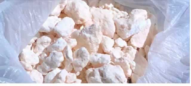 В Киеве "на горячем" поймали патрульного-наркодиллера: опубликовано видео задержания