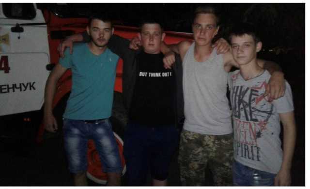 Болталась на веревках: мальчишки героически спасли выпавшую с 8-го этажа старушку