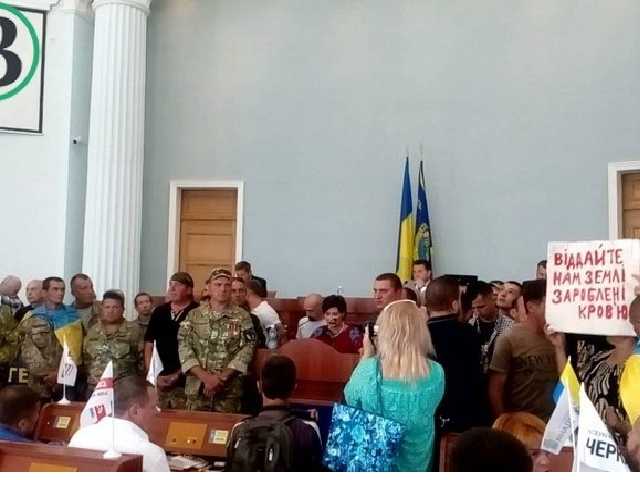У Черкасах активісти "взяли у заручники" депутатів і висунули вимогу