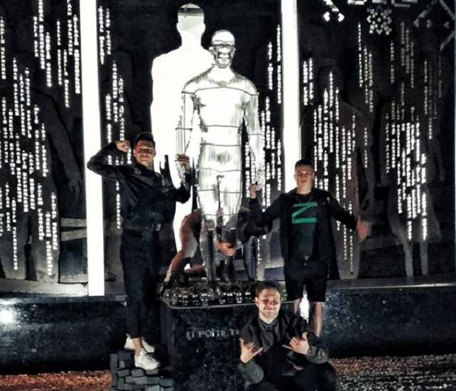 В Житомире подростки оскандалились у памятника Небесной Сотне