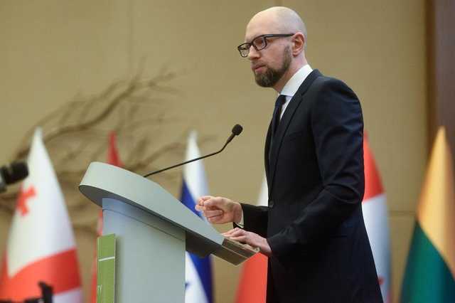 Все боятся Юлю: Яценюк тоже хочет новую Конституцию