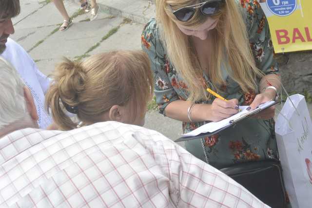 В столиці пенсіонерам роздавали «хлібні» картки та збирали їхні дані