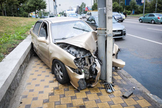 В Киеве на Дружбы Народов Geely после столкновения с Mitsubishi впечатался в столб