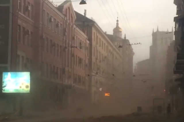 "Судный день": Харьков накрыла мощная песчаная буря. Опубликовано видео