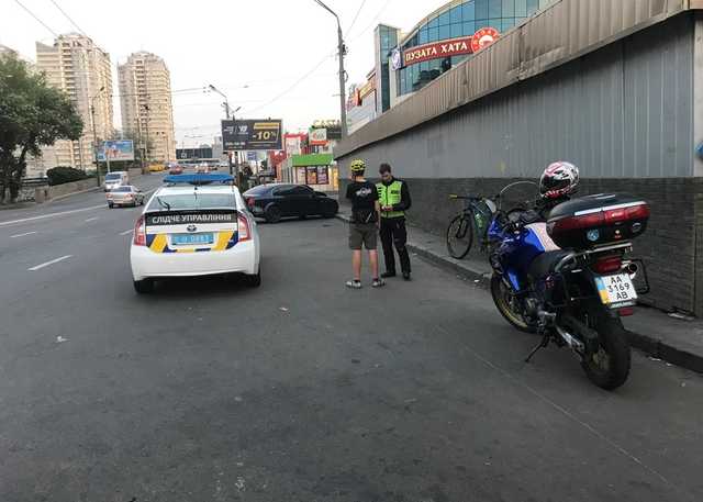 В Киеве велосипедист сбил пешехода, который бежал через шесть полос