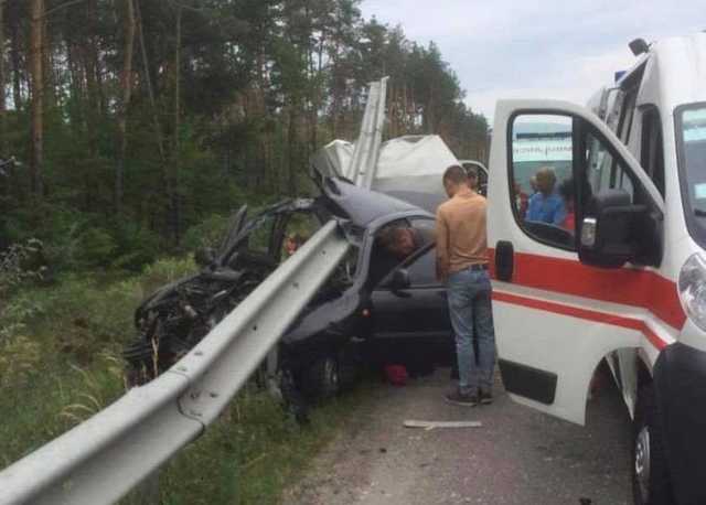 На трасі Київ-Харків сталася смертельна ДТП. Bодій “нанизав” авто на відбійник