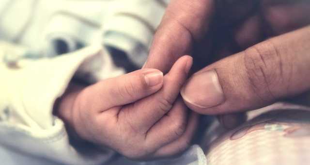 На Херсонщине девушка родила младенца в сельском туалете