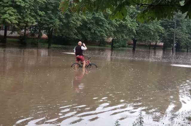 Потоп в Чернигове. Трех человек увезли на скорой, эвакуировали почти сотню домов