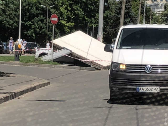 В Одессе огромный билборд рухнул на припаркованную легковушку