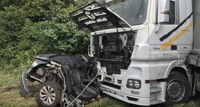 На трассе Киев-Чернигов грузовик вылетел на встречную и разорвал легковушку пополам
