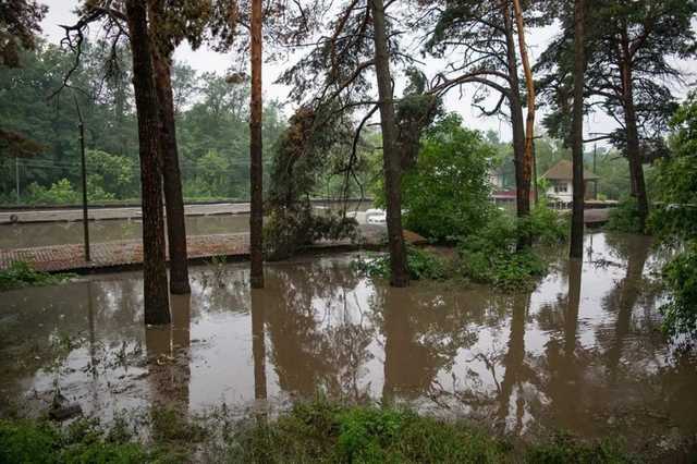 Появились новые фото затопленного Чернигова, где люди спасаются на лодках после ливня
