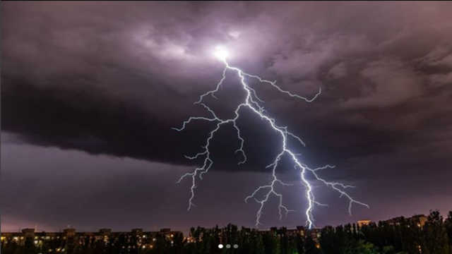 Буря в Украине: затопленный Чернигов, Запорожье без интернета, поваленные деревья в Днепре