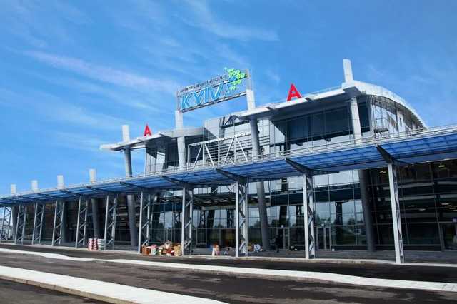 В аэропорту "Киев" задерживают рейсы, сотни человек не могут улететь на отдых