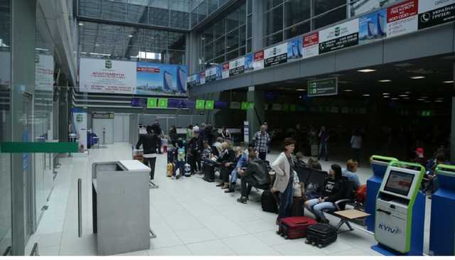 "Такой хамской ситуации еще не было". Что происходит в Жулянах из-за задержки рейсов