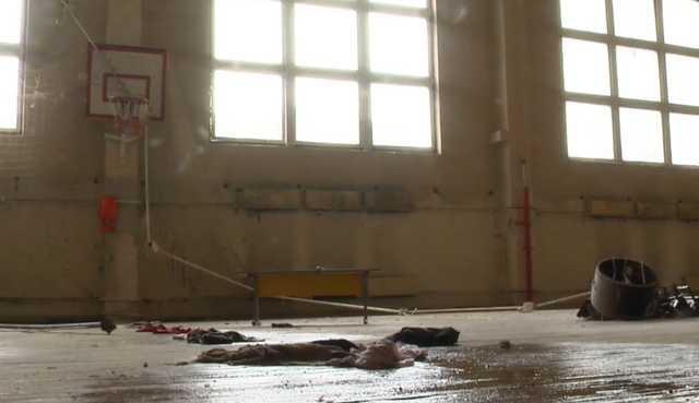 Мокрые учебники и ведра с водой: в Киеве из-за ливня затопило школу