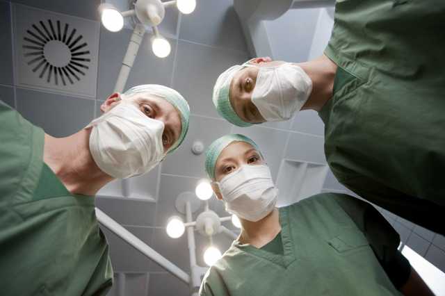 В Кременчуге из глаза женщины достали 12-сантиметрового червя