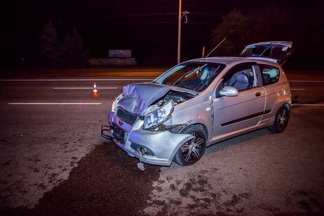 Жительница Днепра отомстила мужу, устроив ДТП и написав ругательства на машине
