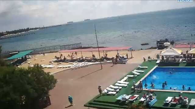 "Отдыхают по-богатому": в сети сравнили пляжи в Крыму и на Херсонщине