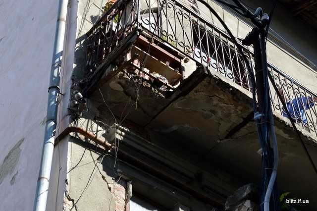 ЧП в Ивано-Франковске: балкон упал вместе с пенсионеркой
