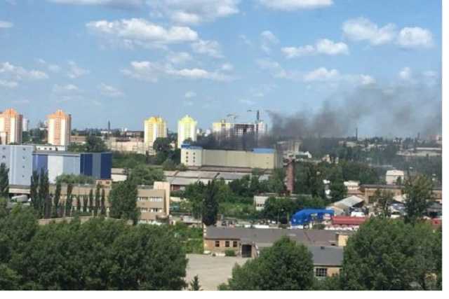 В Киеве пылает завод "Прогресс"