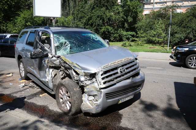 В Киеве внедорожник влетел в маршрутку: много пострадавших
