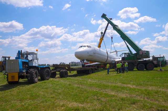 Самолет, который едва не разбился при посадке в «Жулянах», забрали на утилизацию