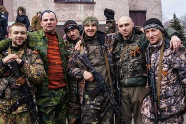 Боевики в "ЛНР" понизили зарплаты гражданских, чтобы те охотнее шли в "армию"