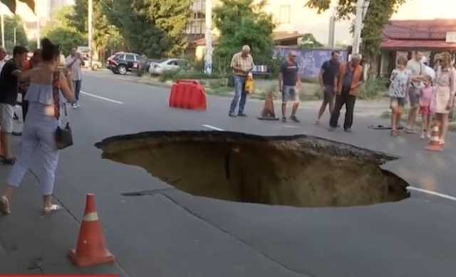 В Одессе посреди дороги образовался огромный провал