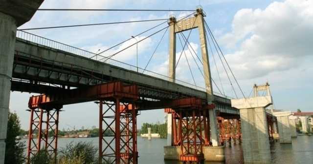 В Киеве с Рыбальского моста прыгнул мужчина