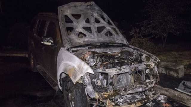 В Киеве неизвестные подожгли внедорожник