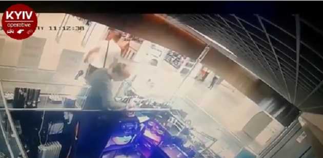"Работают втроем": в киевском ТЦ воры "засветились" на камерах