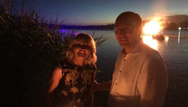 Ирина Луценко с мужем прыгали через костер