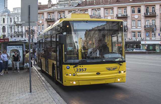 Залез на троллейбус и упал под колеса. В Киеве пострадал очередной экстремал