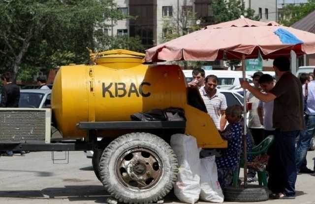 Мухи, грязь и бездомные собаки: в каких условиях готовят уличный квас