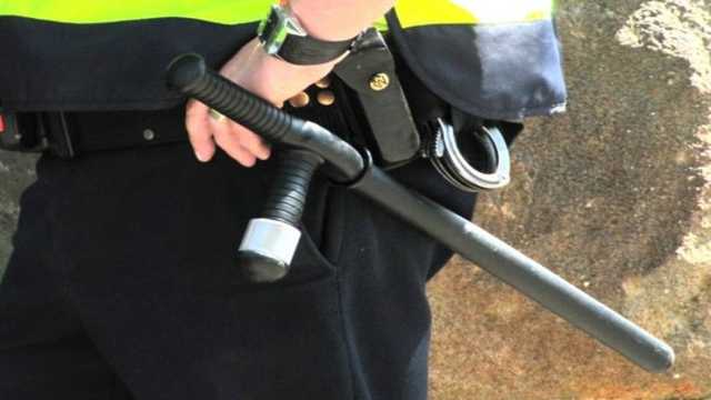 В киевском метро полицейский дубинкой избил пожилого мужчину