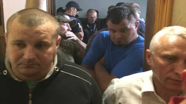 Обыск у лидера С14 - радикалы заблокировали мусорными баками вход полиции