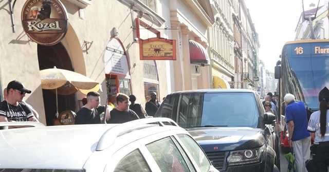 Автомобиль с украинскими номерами заблокировал трамвайное движение в центре Праги