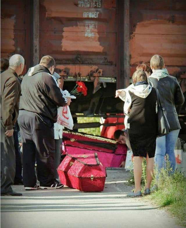 В Подмосковье гробы с покойными тащат на кладбище под поездами. Странные фото