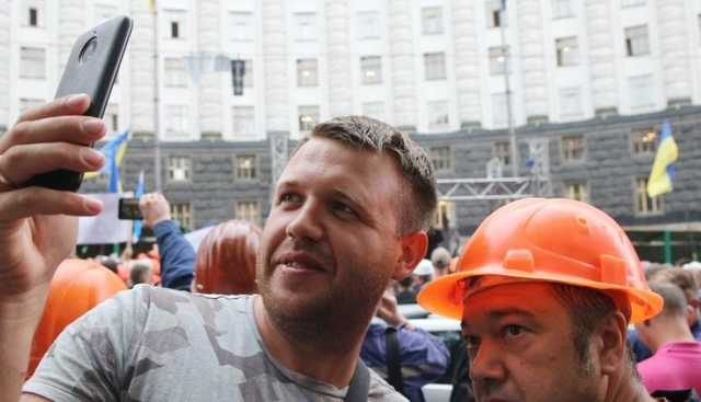 Водители "евроблях" частично разблокировали движение в правительственном квартале