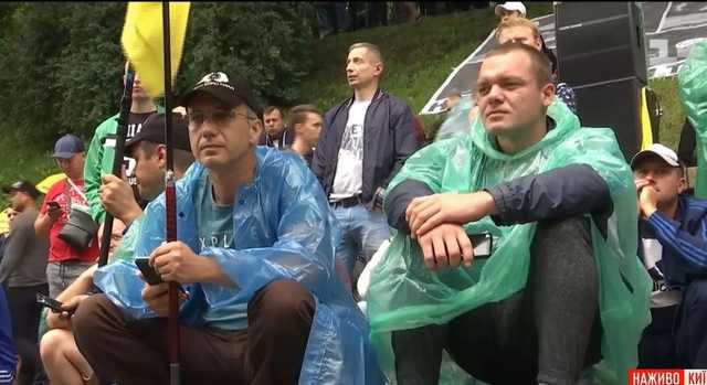 Масштабный протест владельцев авто на еврономерах: остаются под Кабмином до утра