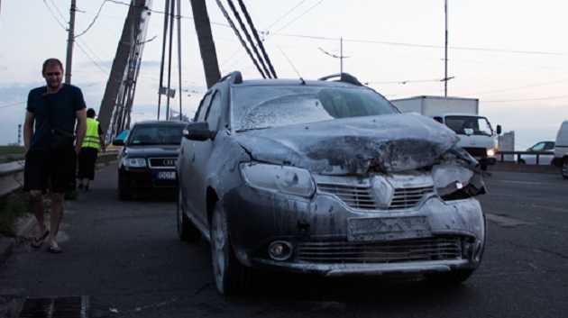 В Киеве на Северном мосту из-за аварии загорелся автомобиль