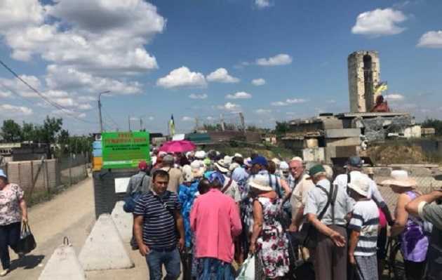 КПВВ "Станиця Луганська": перетнути та залишитися неушкодженим