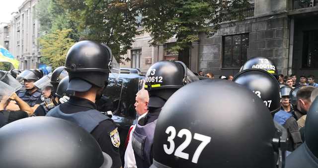 З’явилося нове відео з наїздом автомобіля Пинзеника на “євробляхера” під Радою