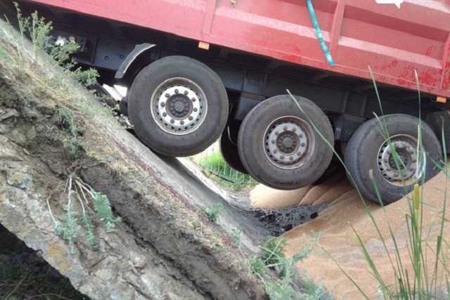 Под зерновозом в Днепропетровской области обвалился мост