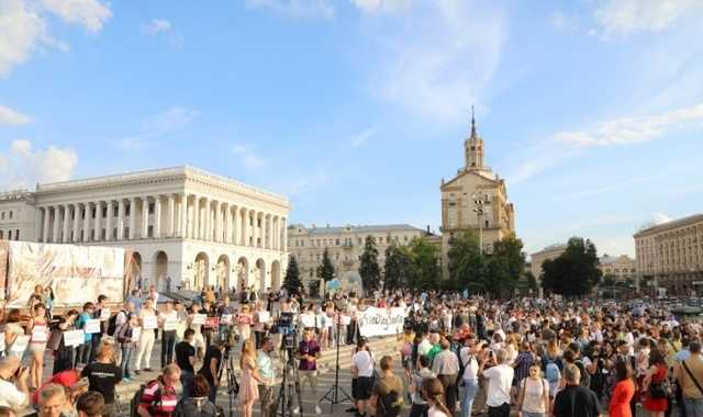 На Майдане сотни людей вышли поддержать Сенцова