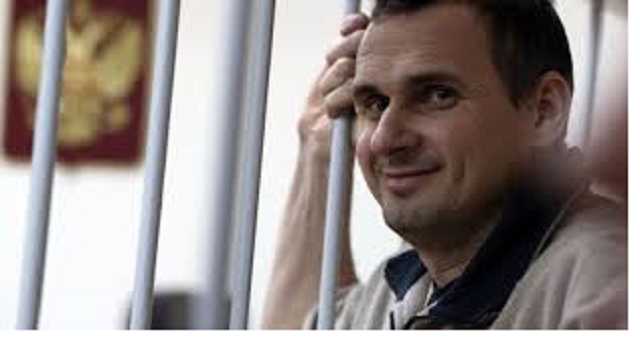 Заливают суп через нос: Роговцева рассказала о мучениях Сенцова