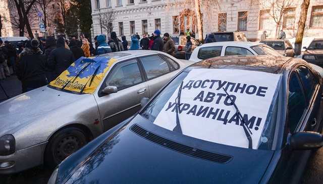 "Закон поставит всех на колени". Юрист объяснил риск усиления контроля за перемещением "евроблях"