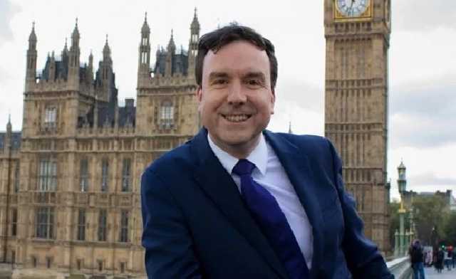 В Великобритании министр подал в отставку из-за смс сексуального характера