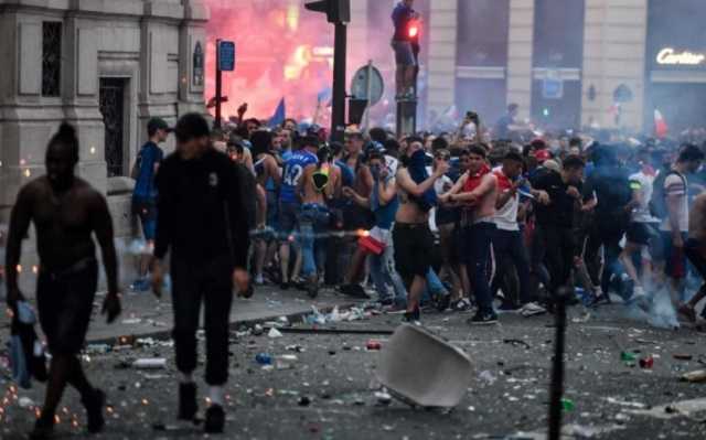 Разбитые витрины, слезоточивый газ, двое погибших: Франция отпраздновала победу в ЧМ-2018