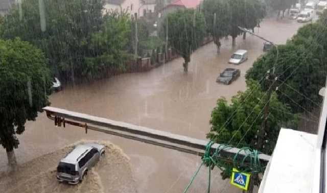 Сильные ливни на Тернопольщине: реки и водопады вместо улиц и автомобили-субмарины